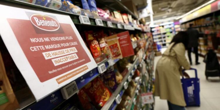 H Carrefour βγάζει από τα ράφια γνωστά αναψυκτικά και πατατάκια λόγω αυξήσεων