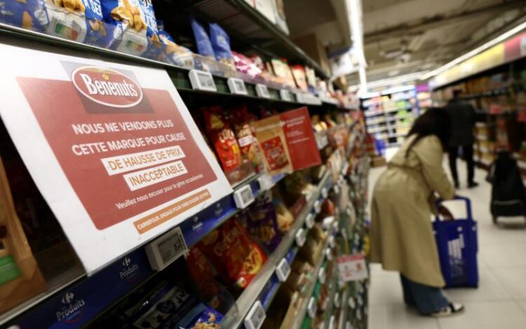 H Carrefour βγάζει από τα ράφια γνωστά αναψυκτικά και πατατάκια λόγω αυξήσεων