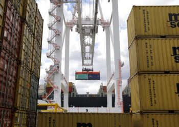 Ερυθρά Θάλασσα: Μήλα, ακτινίδια και εσπεριδοειδή σαπίζουν στα κοντέινερ – Φόβος για ανατιμήσεις