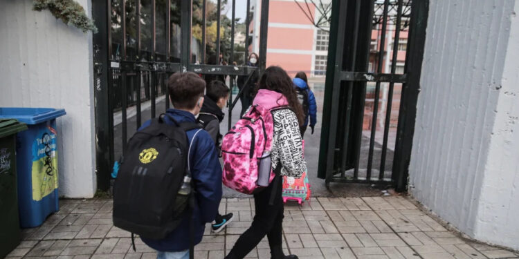 Κορονοϊός: Ανησυχία για το κοκτέιλ ιώσεων – Πόσες απουσίες μπορούν να δικαιολογήσουν οι μαθητές