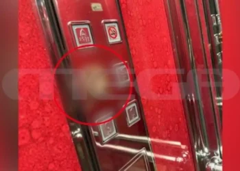 Υπάλληλος delivery παρέδωσε τις πίτσες και γέμισε το ασανσέρ με περιττώματα – Εικόνες ντοκουμέντα