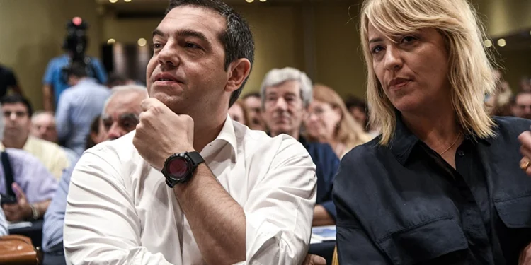 Δεν είχε ενημερωθεί ο Αλέξης Τσίπρας για τους νεκρούς στο Μάτι, σύμφωνα με τη Ρένα Δούρου