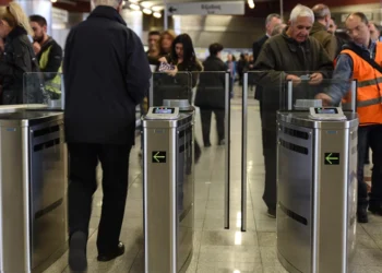 ΟΑΣΑ: Με τραπεζική κάρτα οι επιβιβάσεις σε μετρό, τραμ και λεωφορεία – Πώς θα λειτουργεί