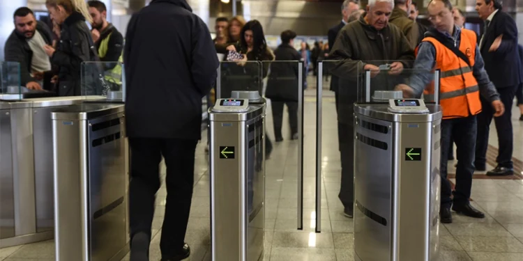 ΟΑΣΑ: Με τραπεζική κάρτα οι επιβιβάσεις σε μετρό, τραμ και λεωφορεία – Πώς θα λειτουργεί