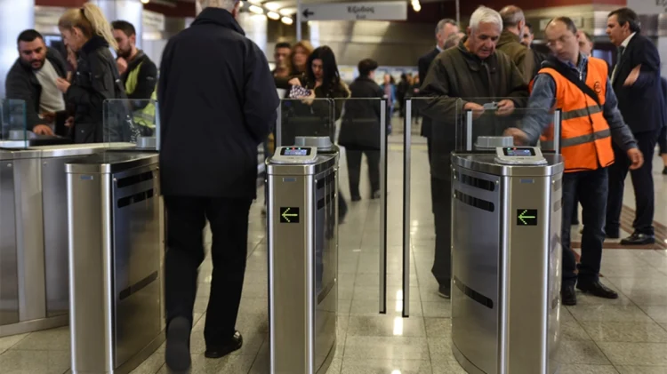 ΟΑΣΑ: Με τραπεζική κάρτα οι επιβιβάσεις σε μετρό, τραμ και λεωφορεία – Πώς θα λειτουργεί
