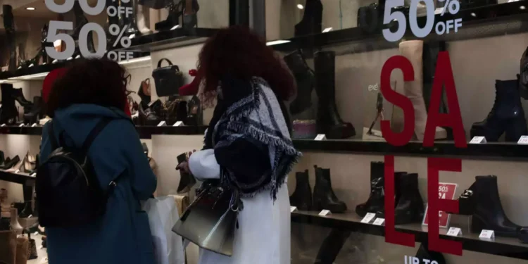 Χειμερινές εκπτώσεις: Ξεκινούν αύριο – Ποιες είναι οι προσδοκίες των εμπόρων