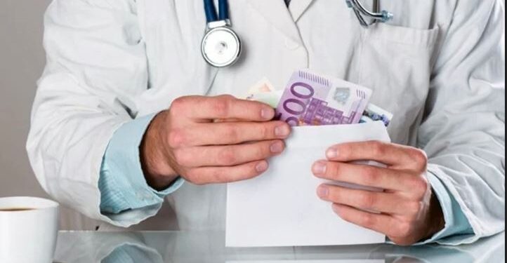 Η κυβέρνηση θέλει να επαναφέρει με σφραγίδα κράτους το «φακελάκι» στα νοσοκομεία