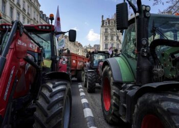 Χάος στη Γαλλία: Οι αγρότες περικύκλωναν το Παρίσι – Απειλούν να μπουν με τα τρακτέρ στην πρωτεύουσα