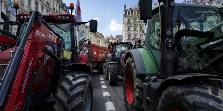 Χάος στη Γαλλία: Οι αγρότες περικύκλωναν το Παρίσι – Απειλούν να μπουν με τα τρακτέρ στην πρωτεύουσα