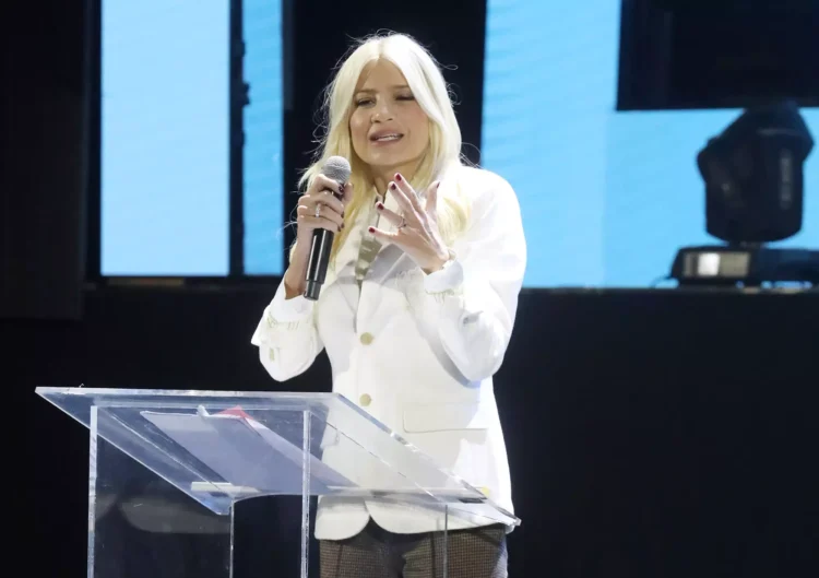 Θρήνος για τη Φαίη Σκορδά: Πέθανε ο πατέρας της στο ύπνο του