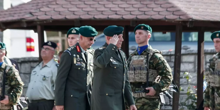 Ο Δημήτρης Χούπης νέος αρχηγός ΓΕΕΘΑ – Ποιοι είναι οι αρχηγοί των τριών όπλων – Ύμνοι Μητσοτάκη για τον απερχόμενο Α/ΓΕΕΘΑ Κωνσταντίνο Φλώρο