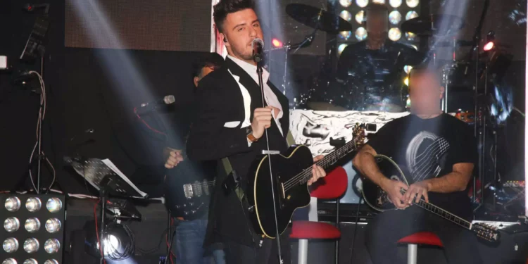 Γιάννης Μπέκας: Για κακούργημα θα δικαστεί ο τραγουδιστής που συνελήφθη για επεισόδιο με αστυνομικούς