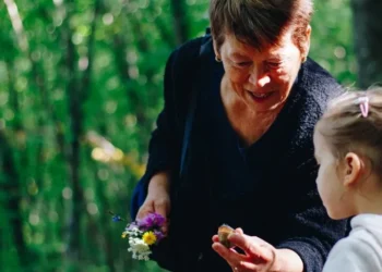 Γιαγιά ζήτησε από την κόρη της ωριαία αμοιβή για να κρατήσει το εγγόνι της γιατί «έχω ήδη μεγαλώσει τα δικά μου παιδιά»