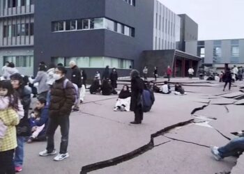 Σεισμός στην Ιαπωνία: Εικόνες Αποκάλυψης μετά τα 7,6 Ρίχτερ – Τσουνάμι «πνίγουν» τις δυτικές ακτές