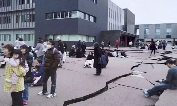 Σεισμός στην Ιαπωνία: Εικόνες Αποκάλυψης μετά τα 7,6 Ρίχτερ – Τσουνάμι «πνίγουν» τις δυτικές ακτές