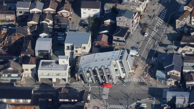 Ιαπωνία: Μάχη με το χρόνο για την ανεύρεση επιζώντων – 48 νεκροί από τον σεισμό των 7,6 Ρίχτερ