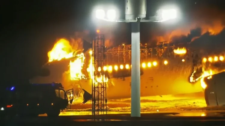 Φωτιά σε αεροπλάνο της Japan Airlines στο αεροδρόμιο Χανέντα: Aπομακρύνθηκαν οι 379 επιβαίνοντες