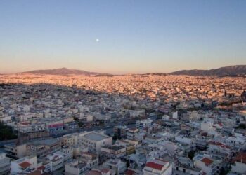 Καιρός: Θερμή Πρωτοχρονιά με λίγα σύννεφα και τοπικές βροχές