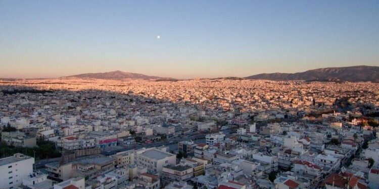 Καιρός: Θερμή Πρωτοχρονιά με λίγα σύννεφα και τοπικές βροχές