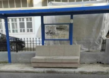 Θεσσαλονίκη: Πολίτης έβαλε… καναπέ σε στάση του ΟΑΣΘ (Εικόνα)
