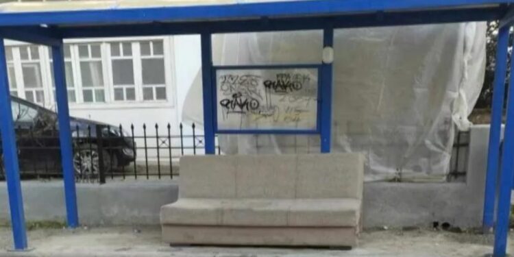 Θεσσαλονίκη: Πολίτης έβαλε… καναπέ σε στάση του ΟΑΣΘ (Εικόνα)