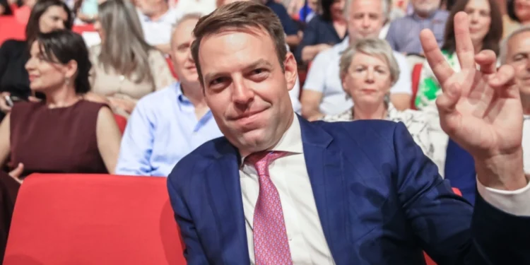 ΣΥΡΙΖΑ: Ακραίες προτάσεις για το γάμο ομοφύλων – Γονέας 1 και Γονέας 2, παρένθετη μητέρα για όλους