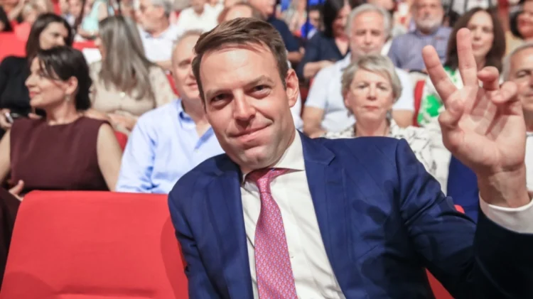 ΣΥΡΙΖΑ: Ακραίες προτάσεις για το γάμο ομοφύλων – Γονέας 1 και Γονέας 2, παρένθετη μητέρα για όλους