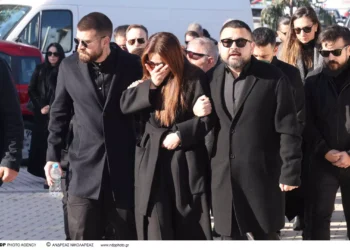 Χάρης Κωστόπουλος: Τελευταίο αντίο στον τραγουδιστή – Συντετριμμένοι η σύζυγος και οι δυο γιοι του