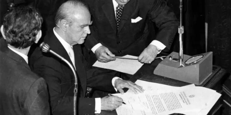 Όταν ο Κωνσταντίνος Καραμανλής παρομοίαζε την Ελλάδα με απέραντο φρενοκομείο