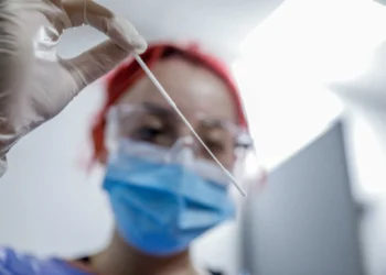 Κορονοϊός: Εξαπλώνεται επικίνδυνα μαζί με την γρίπη – Αρχίζει να πιέζεται το ΕΣΥ