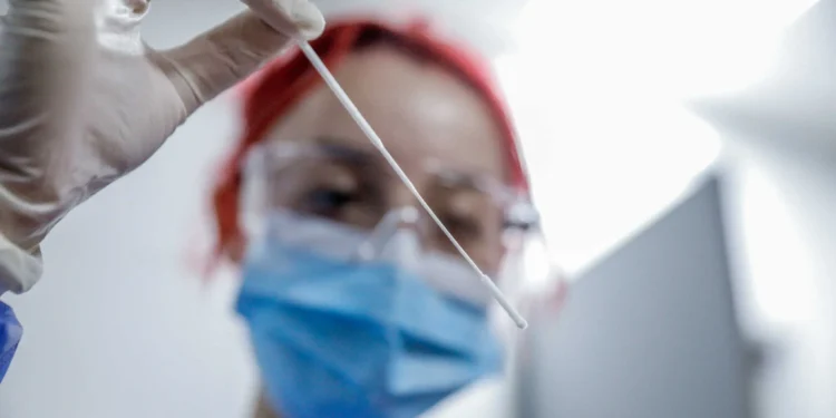 Κορονοϊός: Εξαπλώνεται επικίνδυνα μαζί με την γρίπη – Αρχίζει να πιέζεται το ΕΣΥ