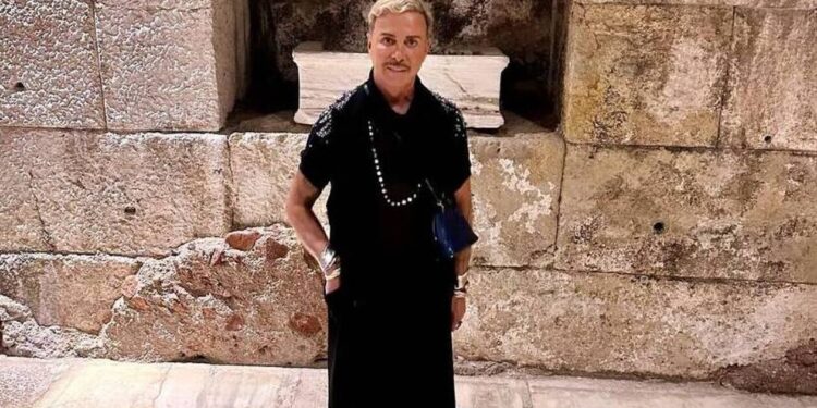 Λάκης Γαβαλάς κατά της τεκνοθεσίας από ομόφυλα ζευγάρια: «Το παιδί χρειάζεται μάνα και πατέρα»