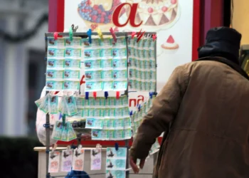 Βόλος: Φίμωσαν, μαχαίρωσαν και λήστεψαν λαχειοπώλη – Τον έσυραν μέσα στο σπίτι του