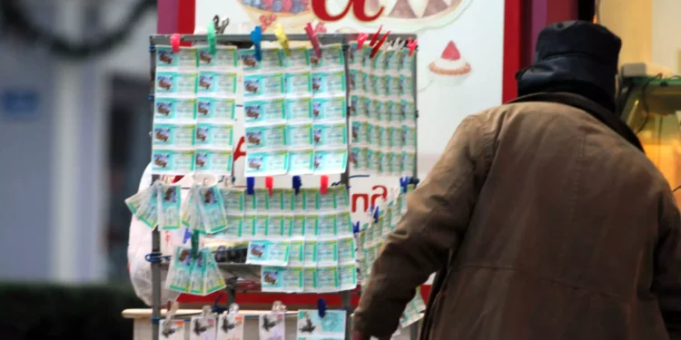 Βόλος: Φίμωσαν, μαχαίρωσαν και λήστεψαν λαχειοπώλη – Τον έσυραν μέσα στο σπίτι του