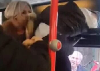 Θεσσαλονίκη: Απίστευτο βίντεο από λεωφορείο – Γυναίκα που έκλεβε πορτοφόλια σφήνωσε στο παράθυρο προσπαθώντας να διαφύγει