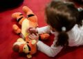 Θεσσαλονίκη: Έβαλε… κοριό στο λούτρινο του παιδιού της για να κρυφακούει τον πρώην σύζυγό της