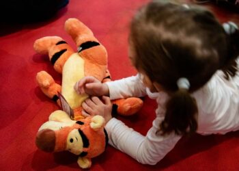 Θεσσαλονίκη: Έβαλε… κοριό στο λούτρινο του παιδιού της για να κρυφακούει τον πρώην σύζυγό της