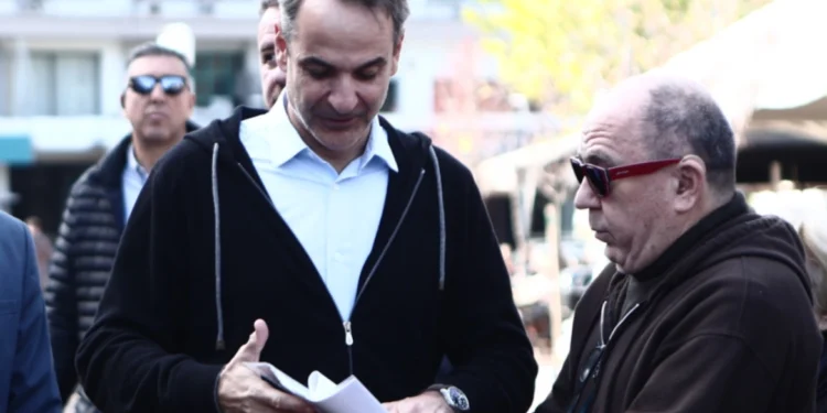 Μητσοτάκης: Ηλικιωμένος δείχνει πώς έσωσε το σπίτι του με τον εξωδικαστικό – Βίντεο