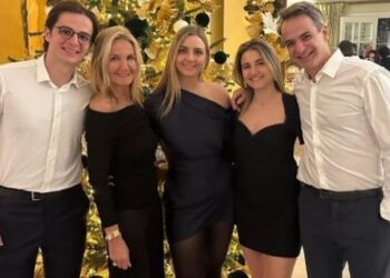 Κυριάκος Μητσοτάκης: Η οικογενειακή φωτογραφία από το πρωτοχρονιάτικο ρεβεγιόν