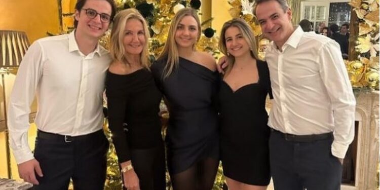 Κυριάκος Μητσοτάκης: Η οικογενειακή φωτογραφία από το πρωτοχρονιάτικο ρεβεγιόν