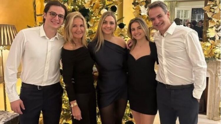 Κυριάκος Μητσοτάκης: Η οικογενειακή φωτογραφία από το πρωτοχρονιάτικο ρεβεγιόν