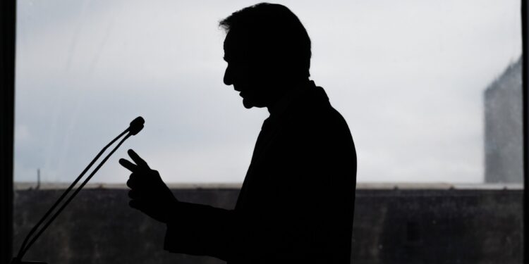 Κυβέρνηση: Κρίση «επιβίωσης» στην Ελλάδα – Χωρίς μείωση φόρων αναζητά λύσεις για ακρίβεια και ενοίκια