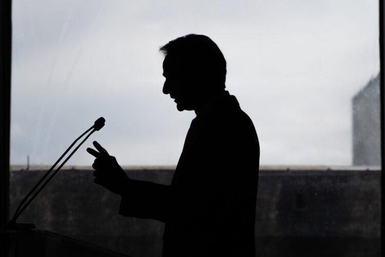 Κυβέρνηση: Κρίση «επιβίωσης» στην Ελλάδα – Χωρίς μείωση φόρων αναζητά λύσεις για ακρίβεια και ενοίκια