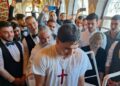 Συγκινητική βάπτιση στο Ναύπλιο: 20χρονος έγινε Χριστιανός με νονούς 27 συμμαθητές και φίλους(Εικόνες)