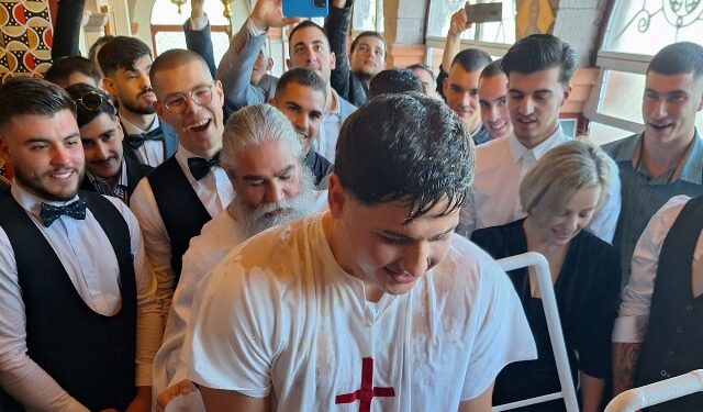 Συγκινητική βάπτιση στο Ναύπλιο: 20χρονος έγινε Χριστιανός με νονούς 27 συμμαθητές και φίλους(Εικόνες)