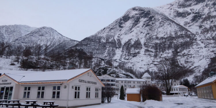 Απίστευτο βίντεο! Το βραστό νερό παγώνει στον αέρα από το πολικό ψύχος στη Φινλανδία