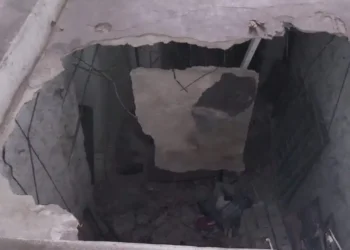 Θεσσαλονίκη: Υποχώρησε το οδόστρωμα και έπεσαν σε τρύπα τριών μέτρων – Στο νοσοκομείο 19χρονοι