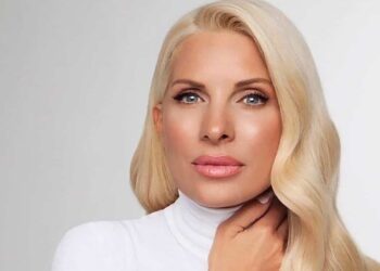 Ατύχημα για την Ελένη Μενεγάκη – Εκτός εκπομπής η παρουσιάστρια