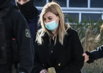 Ενοχλήθηκε η Πισπιρίγκου από τις ερωτήσεις της έδρας: Παίζουμε τις κουμπάρες εδώ, δεν γνωρίζω για την κεταμίνη