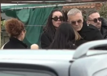 Νίκος Ρόκκος: Συντετριμμένος ο Στέλιος Ρόκκος στην κηδεία του αδερφού του